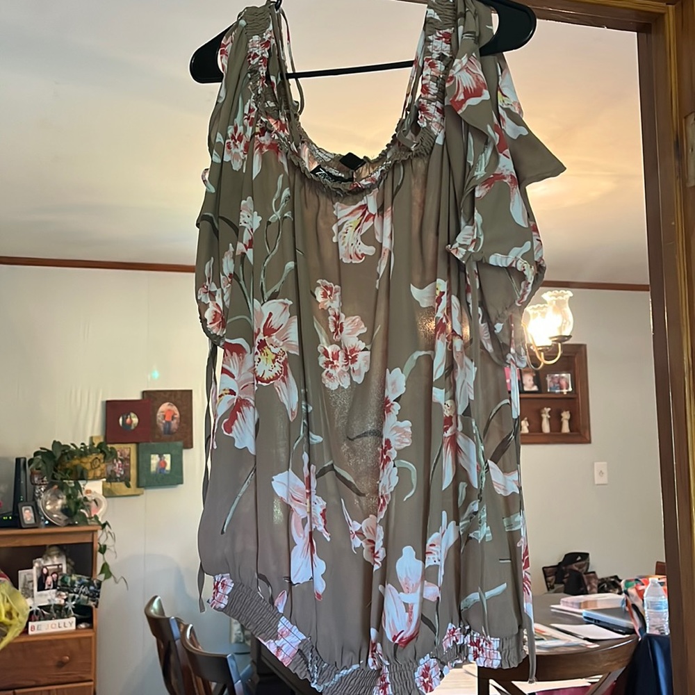 7th Avenue off the shoulder floral print top